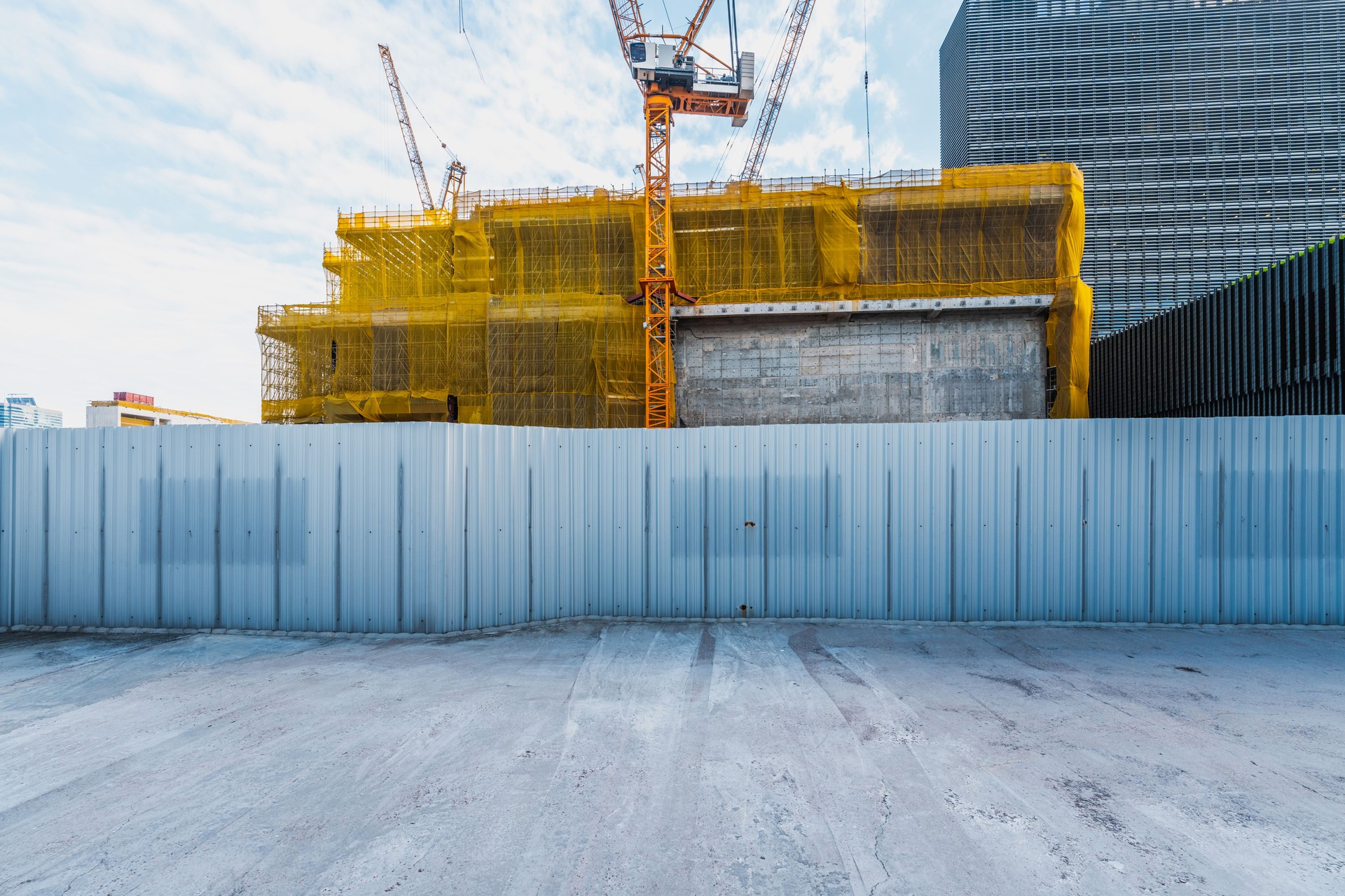 Barrier construction safety fence